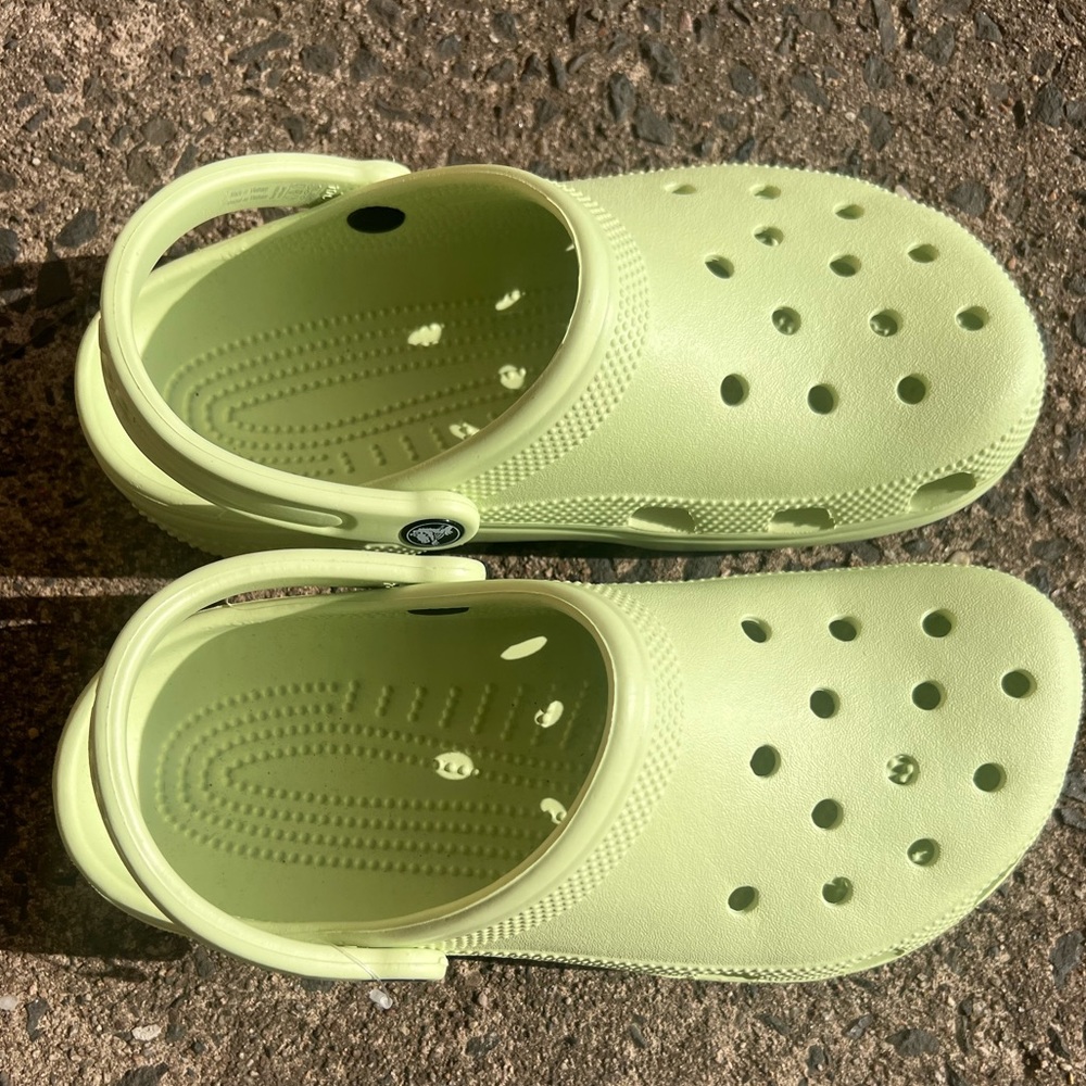 Light lime green Crocs 🥑